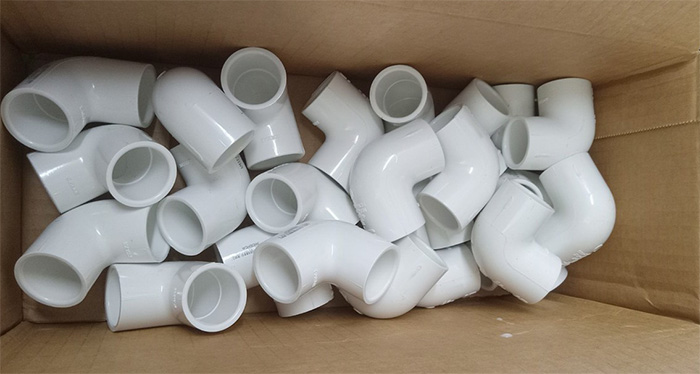 Embalagem de tubos de PVC em cotovelo