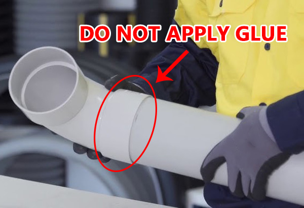 Попытка соединить трубу из ПВХ с помощью колена