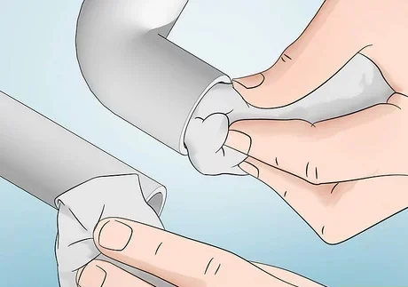 очистите ПВХ-трубы и коленные фитинги