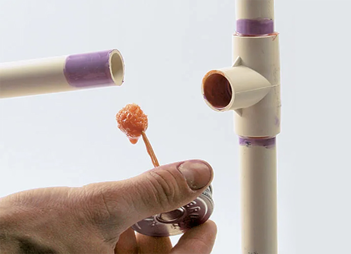 Aplique cola al racor en T de PVC