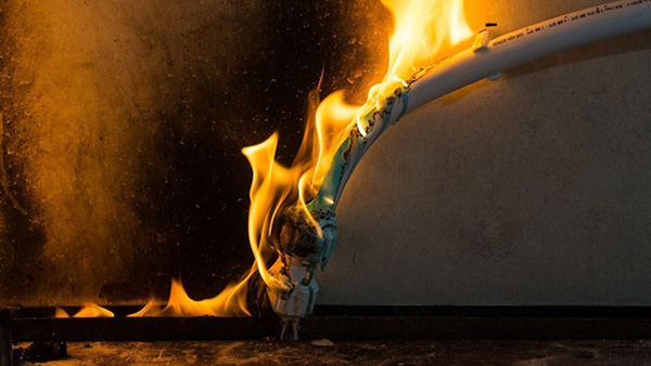 Os perigos da queima de tubos de PVC