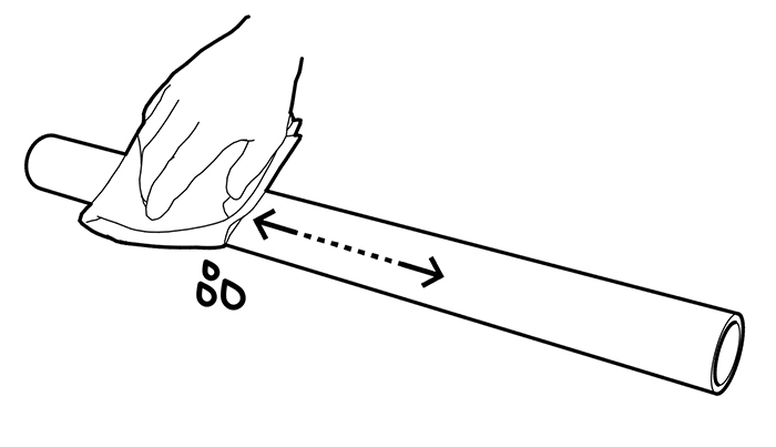 Протрите трубы из ПВХ тряпкой